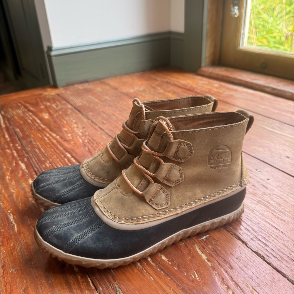 Sorel Tan and Black Duck Boots